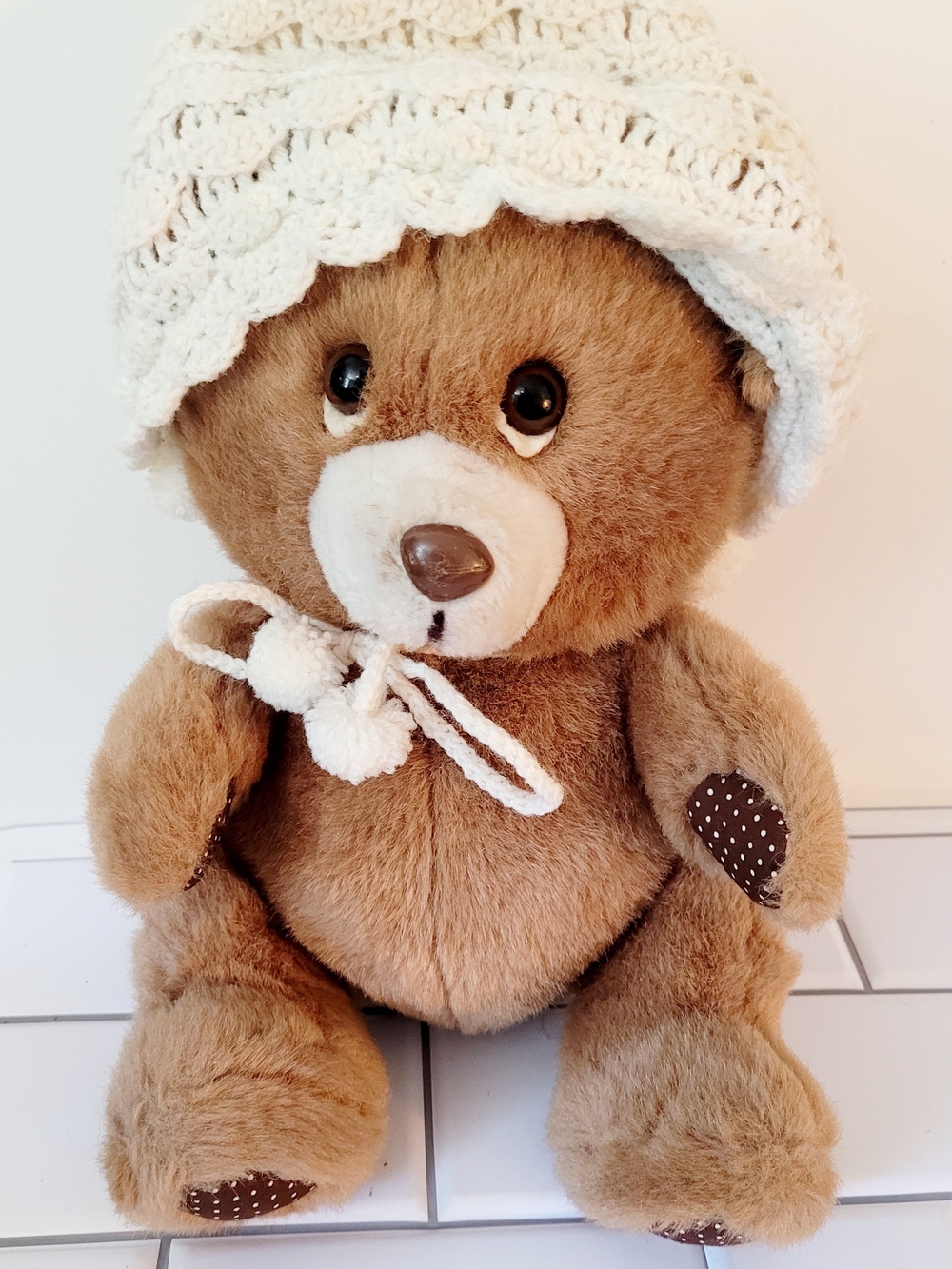 Source Unknown Brown Teddy Bear with Cream Knit Hat and Polka-Dot Paws